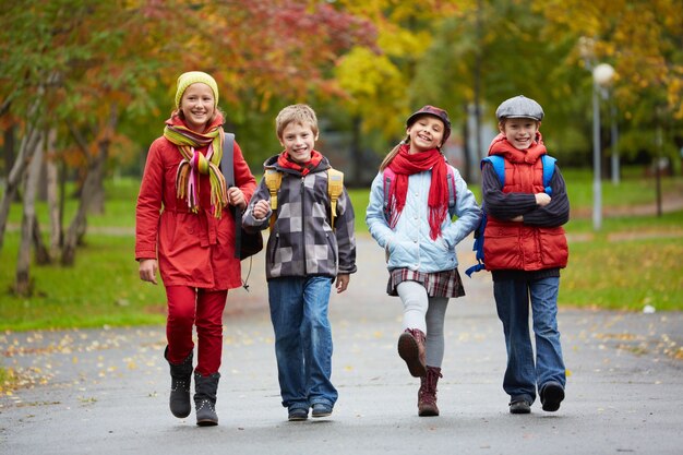 Estudiantes caminando juntos