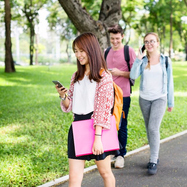 Estudiantes de camino a casa desde la escuela.