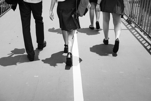 Foto gratuita estudiantes de camino a casa desde la escuela