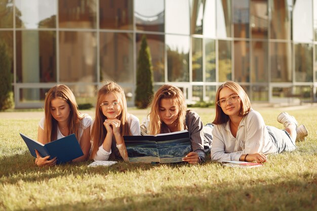 Estudiantes en el campus con libros.