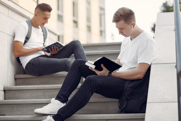 estudiantes en un campus universitario con libros