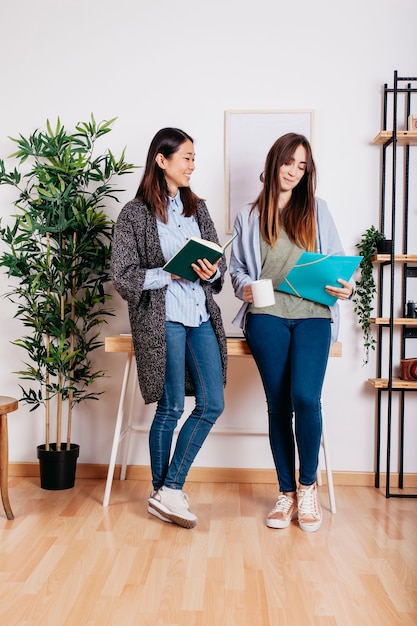 Estudiantes casuales con estudios en habitación moderna