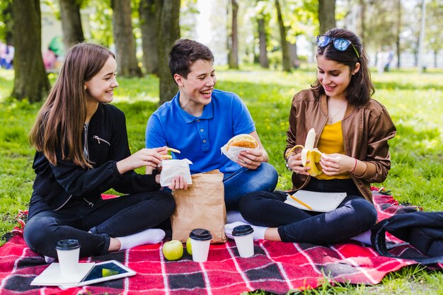 Estudiantes comiendo y divirtiéndose