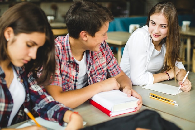 Foto gratuita estudiantes en la comunicación de escritorio