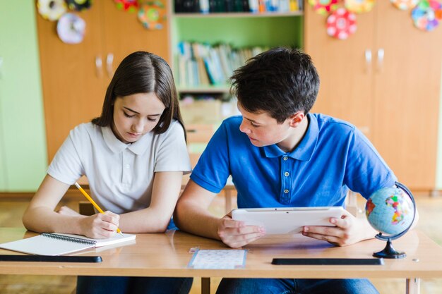 Estudiantes concentrados en el colegio