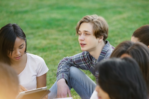 Estudiantes concentrados que estudian al aire libre.