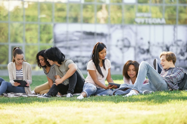 Estudiantes concentrados que estudian al aire libre.