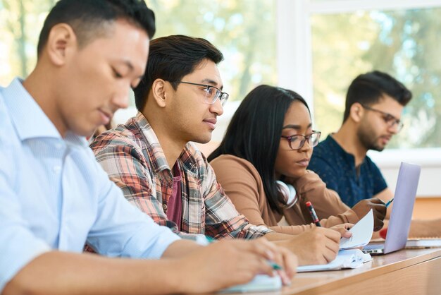 Estudiantes concentrados que estudian en la universidad