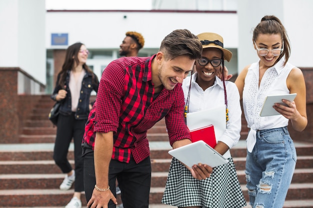 Foto gratuita estudiantes confiados con tabletas