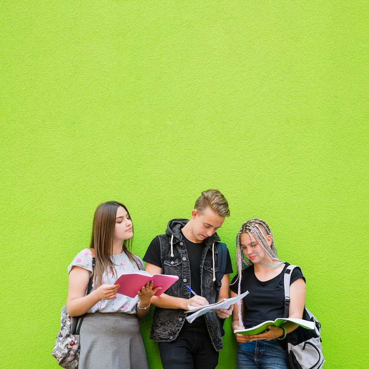 Foto gratuito los estudiantes de coworking en el problema