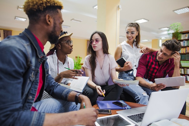 Los estudiantes creativos hacen una lluvia de ideas sobre un nuevo proyecto