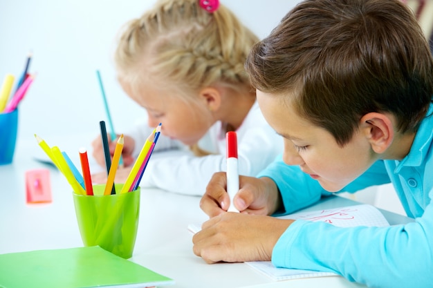 Estudiantes creativos trabajando duro