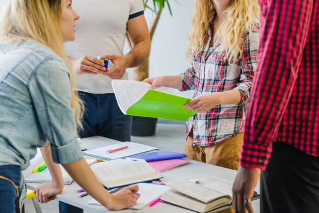 Estudiantes de cultivos discutiendo materiales