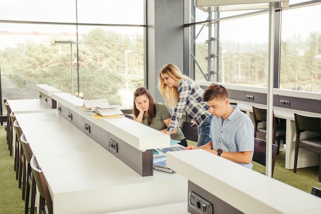 Estudiantes desconcertados en la biblioteca