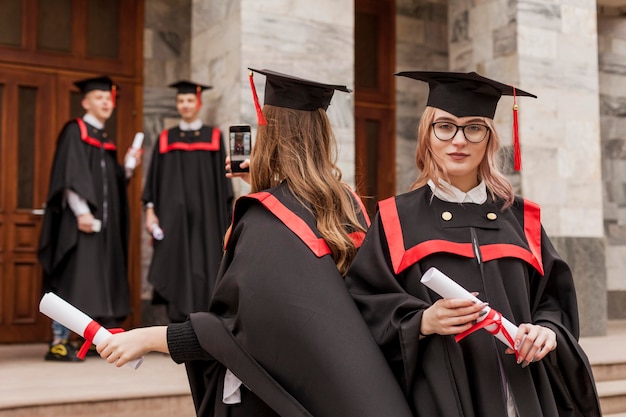 Estudiantes después de la ceremonia de graduación.