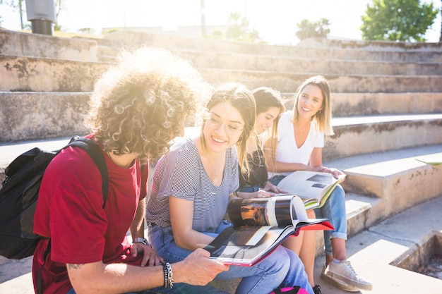 Estudiantes discutiendo estudios sobre los pasos