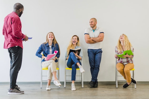 Estudiantes emocionados pasan tiempo juntos