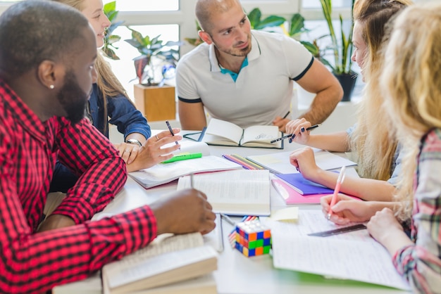 Estudiantes emocionados que se comunican