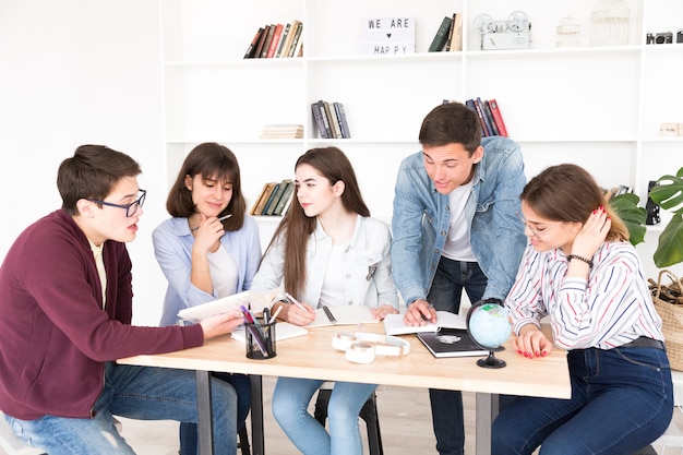 Estudiantes en el escritorio trabajando juntos