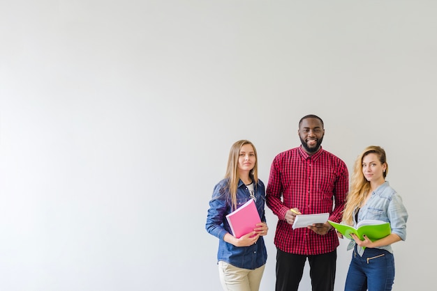 Foto gratuita los estudiantes exitosos en blanco