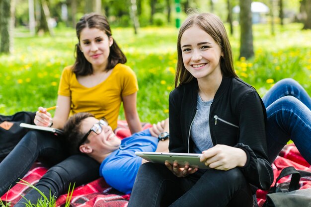 Estudiantes felices descansando en el parque