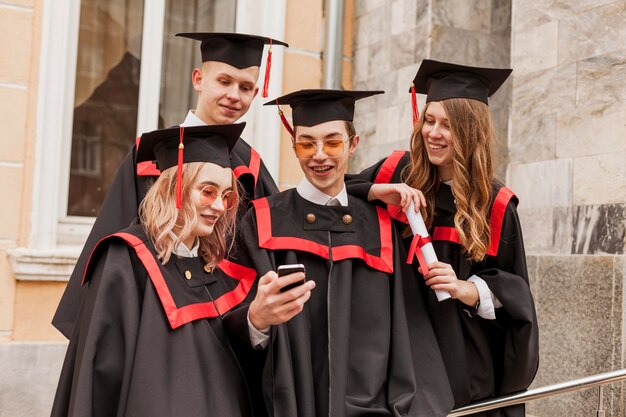 Estudiantes felices graduándose