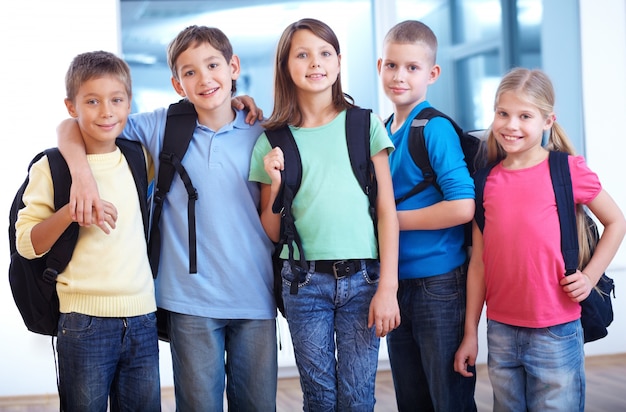 Estudiantes felices con grandes sonrisas