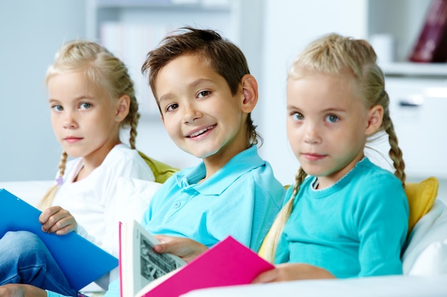 Estudiantes felices con libros