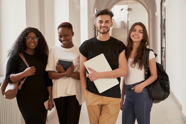 Foto gratuita estudiantes felices con mochilas