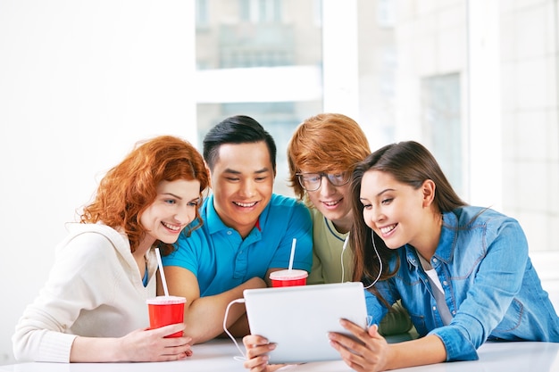 Estudiantes felices viendo un vídeo