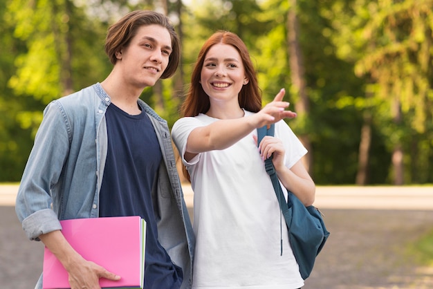 Estudiantes felices de volver a la universidad