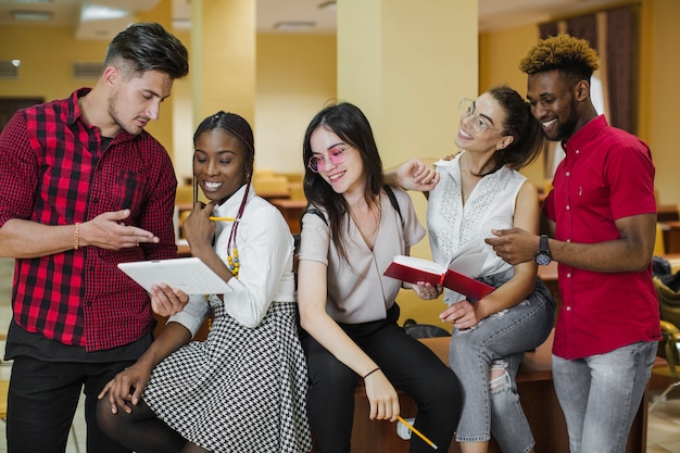 Foto gratuita estudiantes, gasto, tiempo, biblioteca