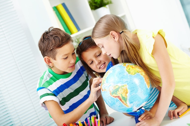 Estudiantes con un globo terráqueo