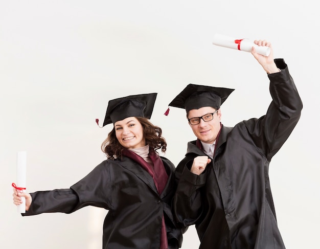 Estudiantes graduados con diplomas