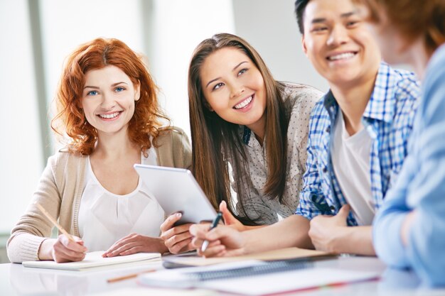 Estudiantes hablando antes de la clase