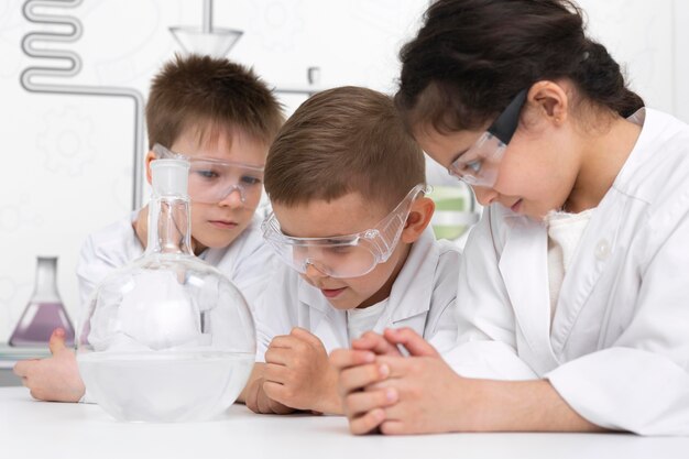 Estudiantes haciendo un experimento químico en la escuela.