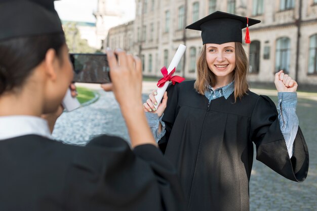 Estudiantes haciendo foto en su graduación