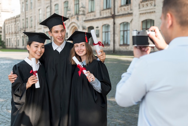 Foto gratuita estudiantes haciendo foto en su graduación