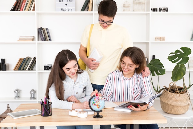 Estudiantes haciendo la tarea juntos