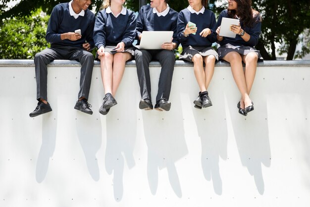 Estudiantes haciendo tarea en el parque.