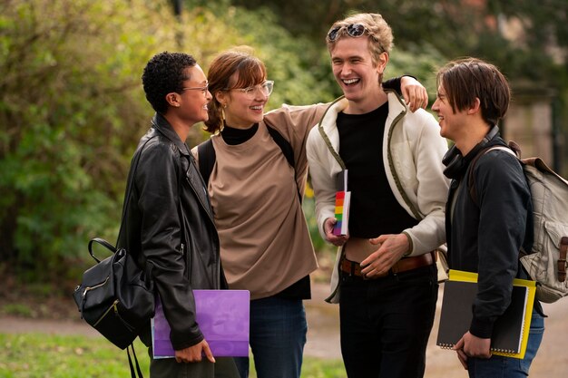 Estudiantes homosexuales de tiro medio al aire libre