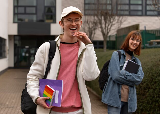 Estudiantes homosexuales de tiro medio al aire libre