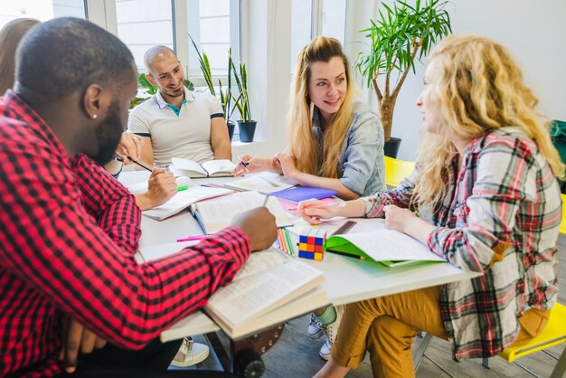 Estudiantes inteligentes que trabajan en el aula