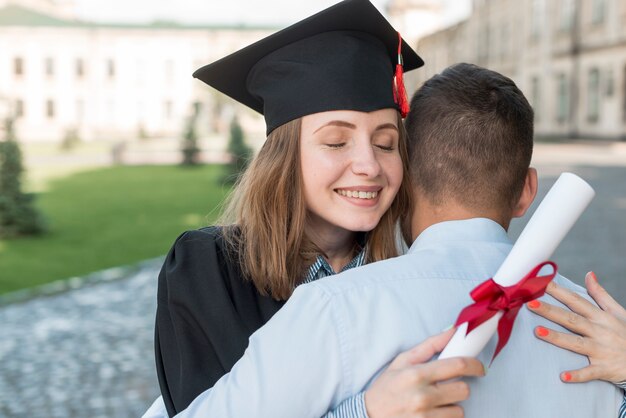 Estudiantes jóvenes celebrando su graduación