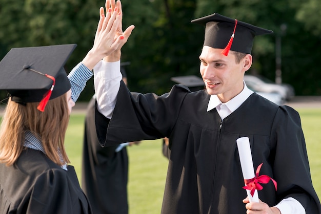 Estudiantes jóvenes celebrando su graduación