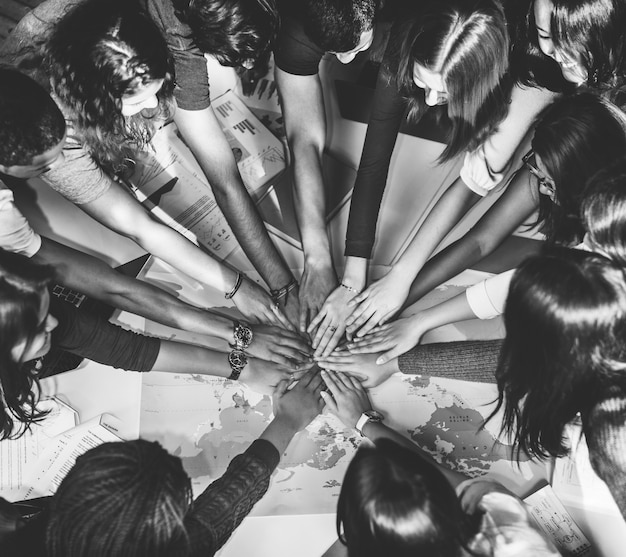 Estudiantes juntos como un equipo en clase.