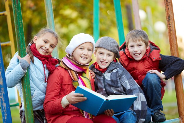 Estudiantes leyendo al aire libre