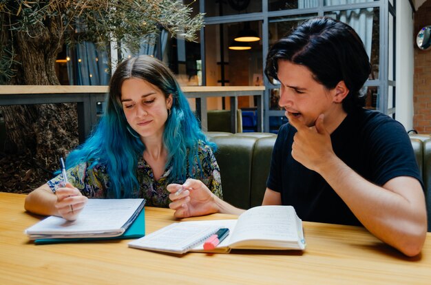 Estudiantes leyendo en la cafetería