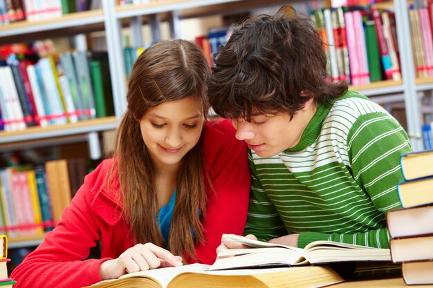 Estudiantes leyendo la misma página