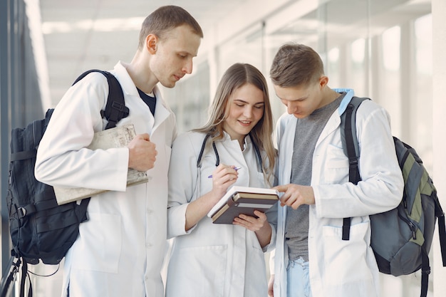 Estudiantes de medicina están en el pasillo y hablando